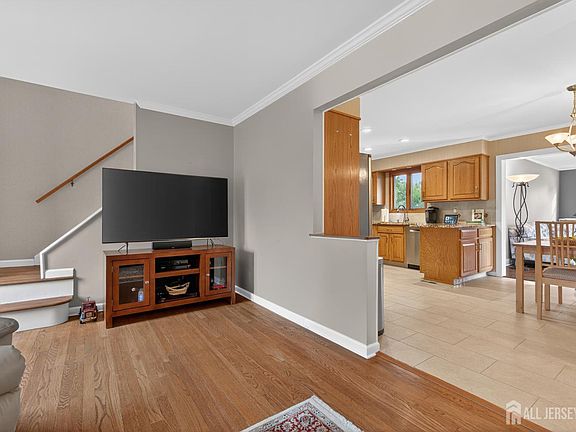 4th image of 24 Deerwood Ave