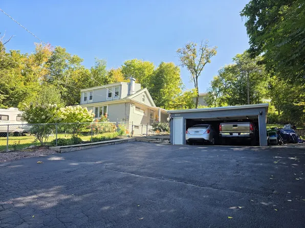 38433 N 5th Ave, Spring Grove, IL 60081