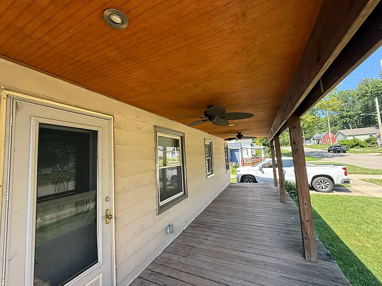 546 1st Ct — Photo 3