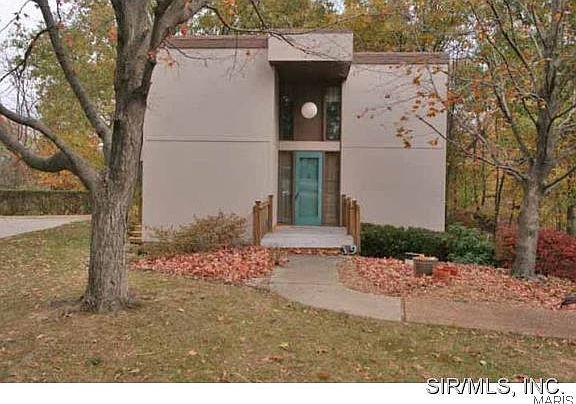 1st image of 19 White Oak Dr