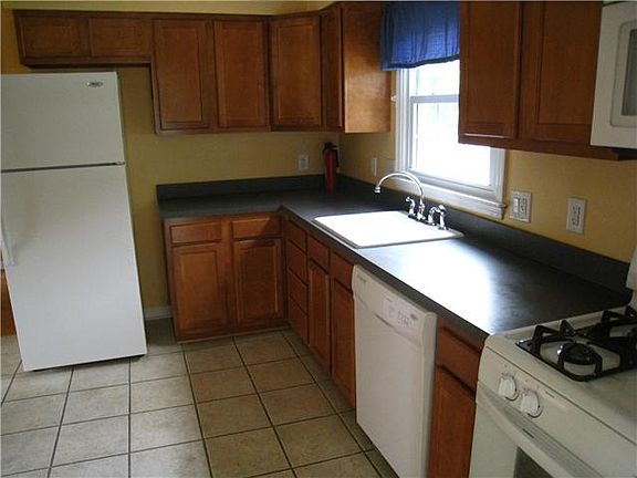 Kit. (cont.) inlaid tile flooring