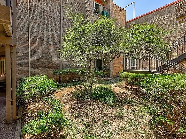 2 bed, 2.0 bath, 912 sqft, $1,595 — Photo 2