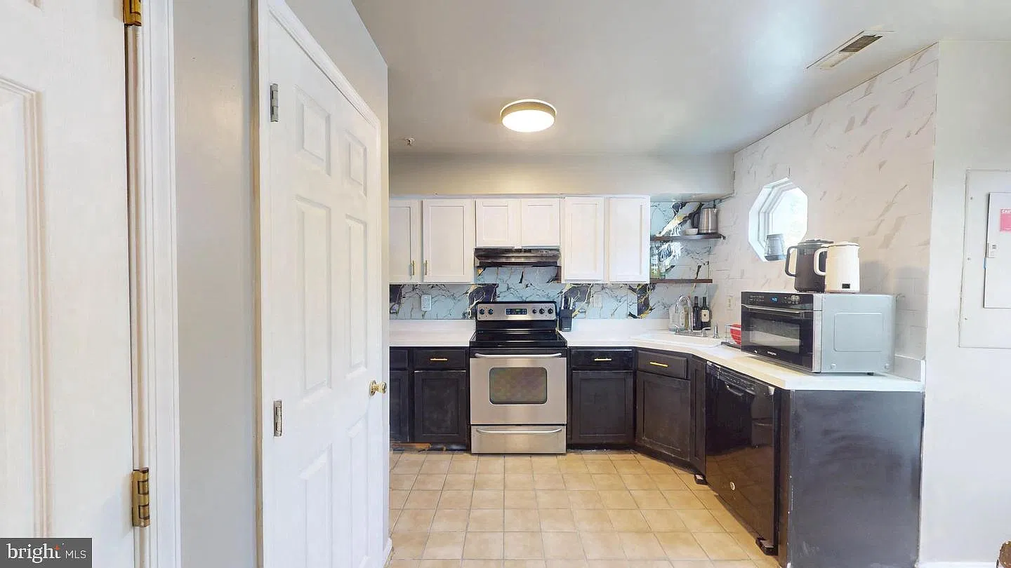 2 bed, 2.5 bath, 1358 sqft, $2,000 — Photo 2