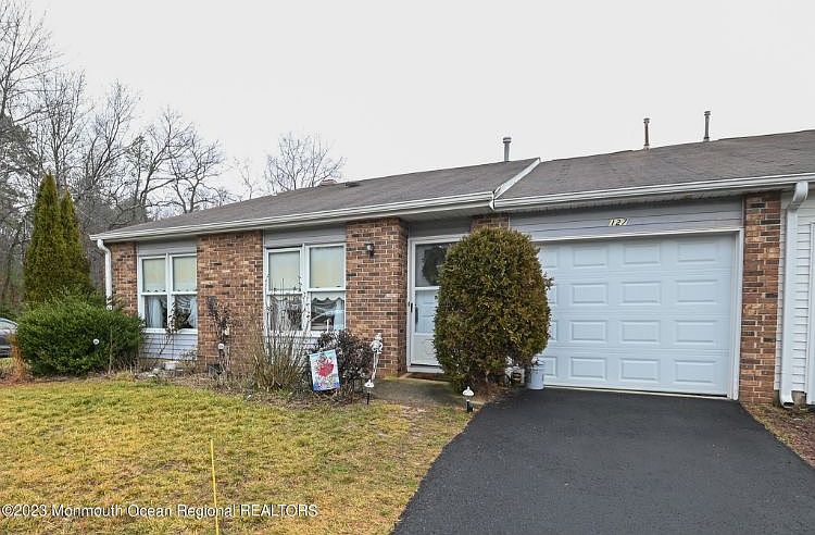 1st image of 127 Maplecrest Dr W