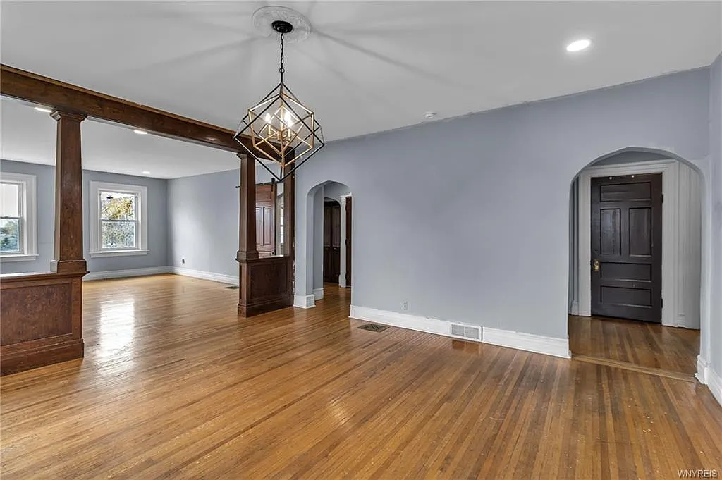 3 bed, $2,000 — Photo 2