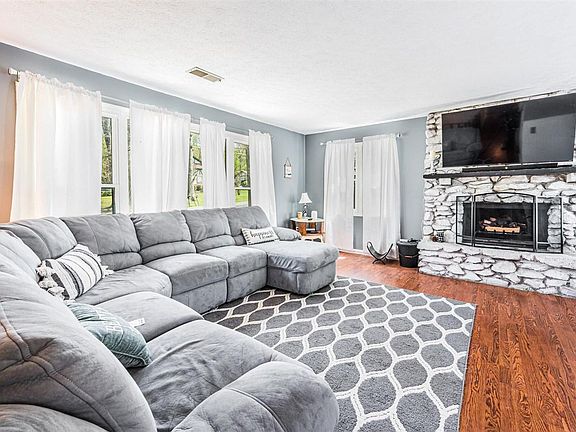 5th image of 128 Shady Oak Dr