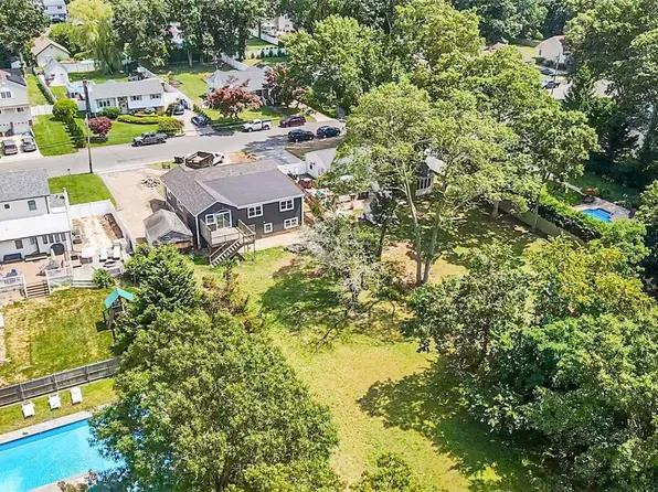 200 Malts Avenue, West Islip, NY 11795