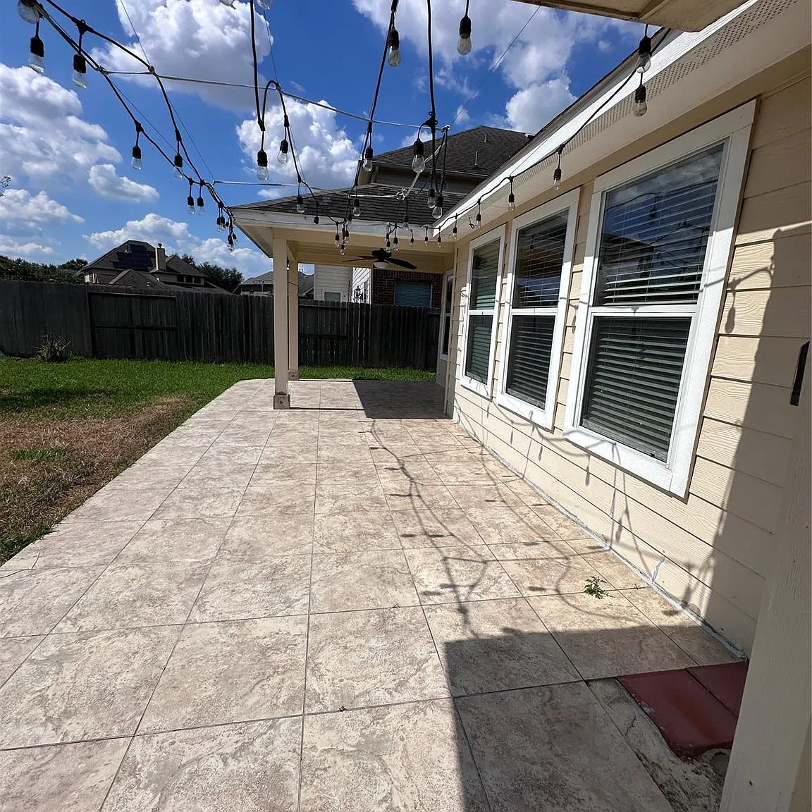 3 bed, 2.0 bath, 1864 sqft, $2,300 — Photo 3