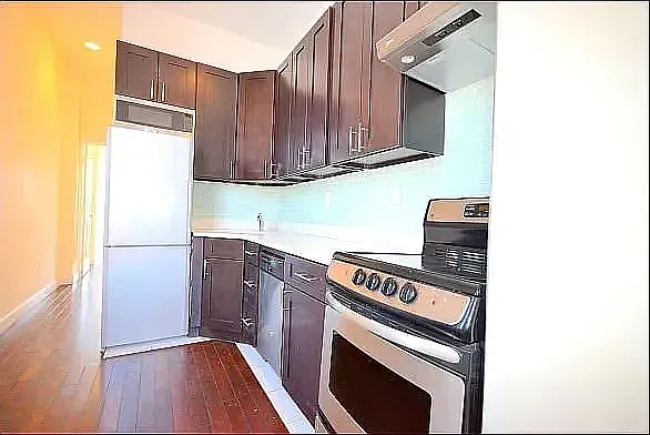 141 Meserole Ave #4R — Photo 6