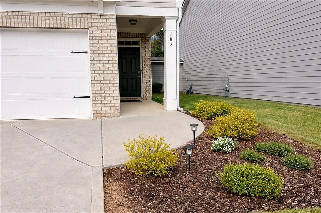 4 bed, 2.5 bath, 2005 sqft, $2,600 — Photo 2