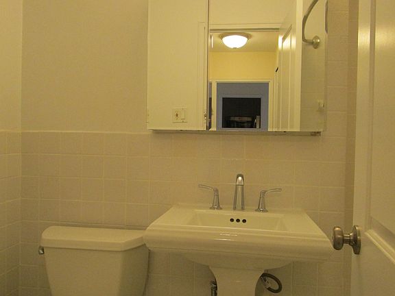 4th image of 250 E 63rd St APT 701
