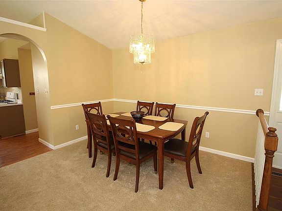 Dining room area -vaulted ceiling!