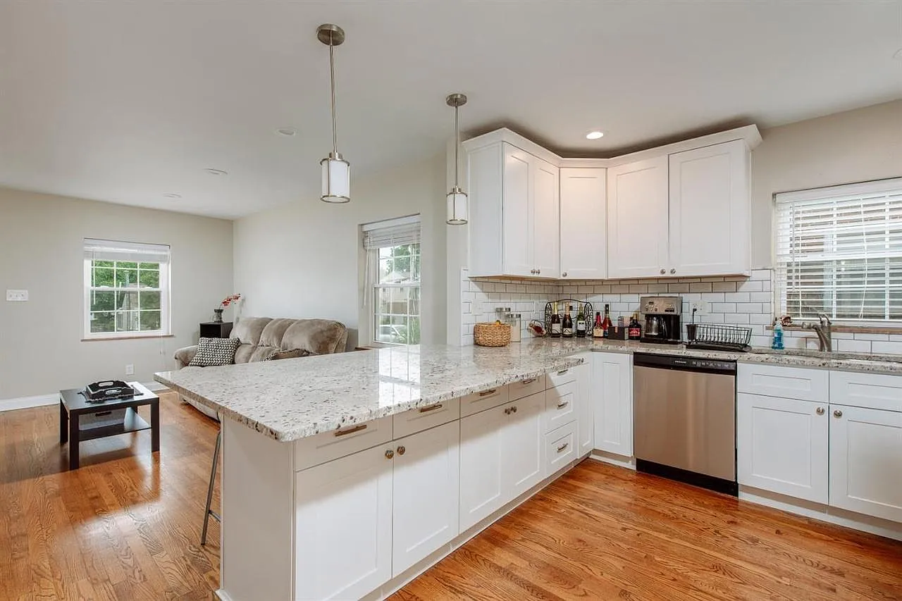 3 bed, 1204 sqft, $2,050 — Photo 2