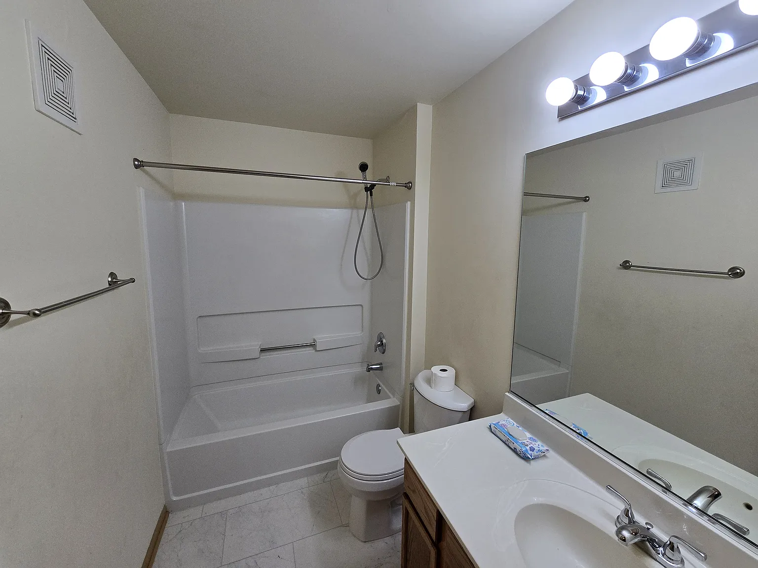 2 bed, 1049 sqft, $2,000 — Photo 4