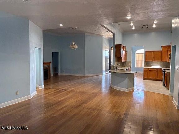 4th image of 2502 Murphree Dr