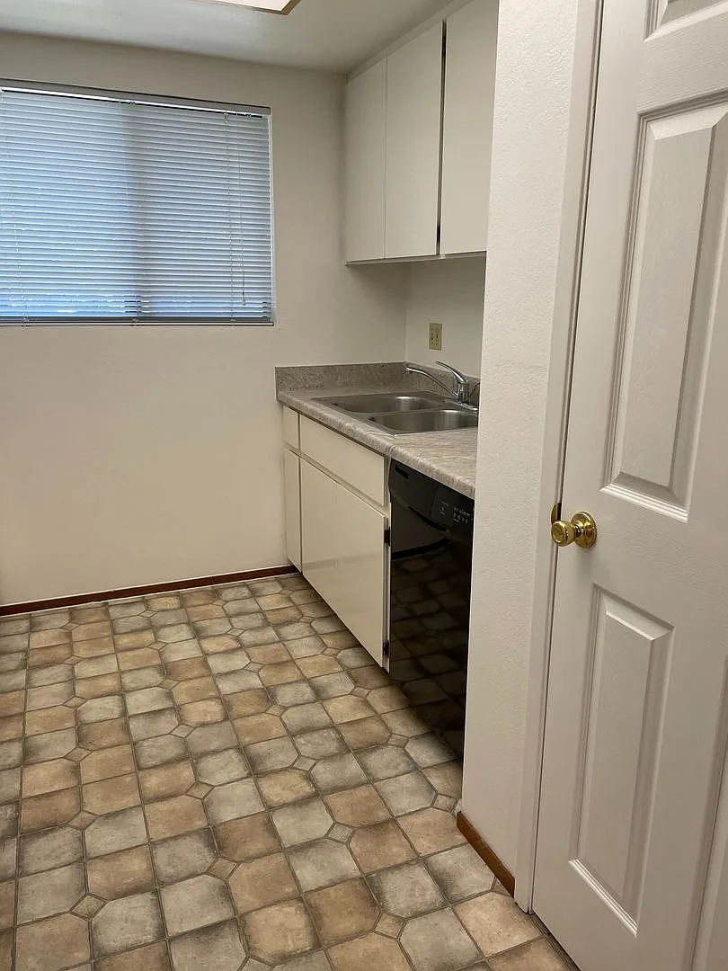 Very Clean 2 bedroom 1.5 bath Townhome; Garbage included! — Photo 3