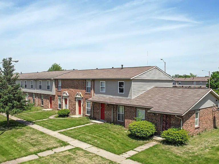 River Pointe Townhomes — Photo 2