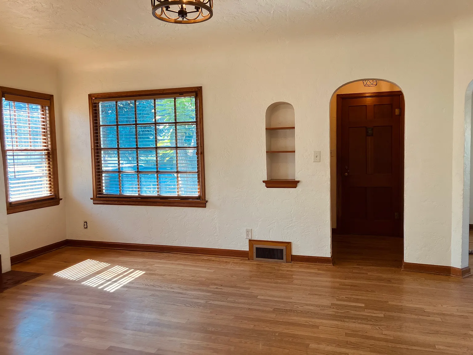 3 bed, 2272 sqft, $1,800 — Photo 3
