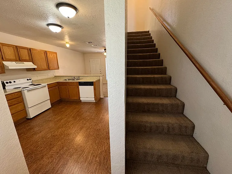 1100 Leslie Circle — Photo 9