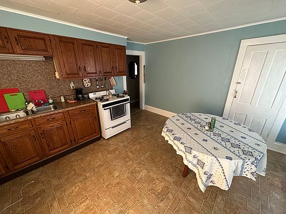 Eat-in kitchen
