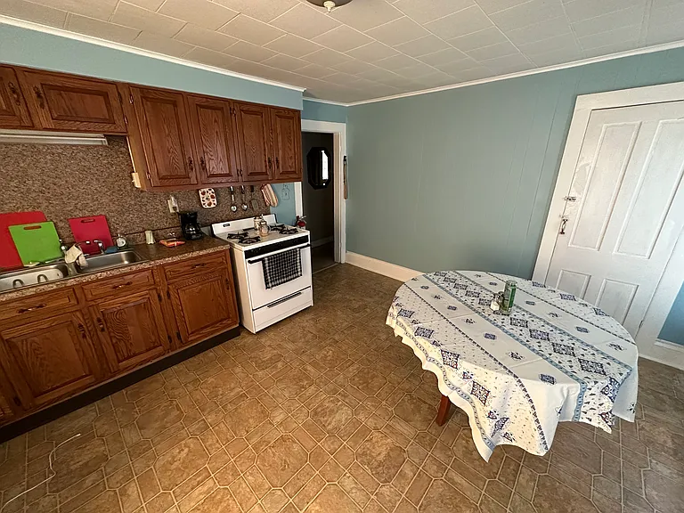 Eat-in kitchen