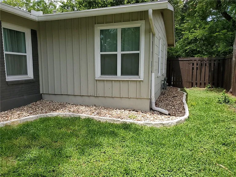 1408 Broadmoor Dr — Photo 18
