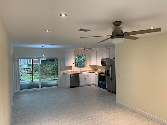 3rd image of 925 Blue Springs Dr