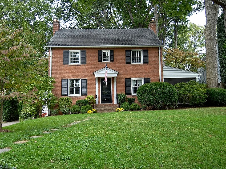 Inviting colonial w/garage