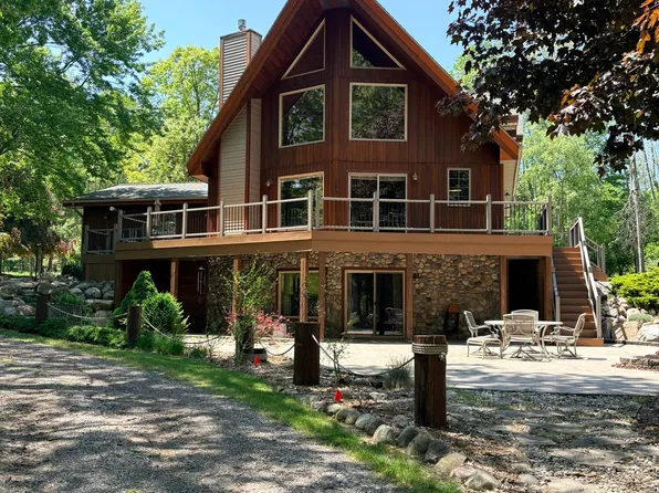 2000 Granada Ct, Weidman, MI 48893