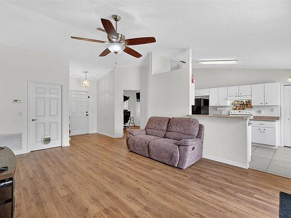 5th image of 5 Hemlock Radial Ln