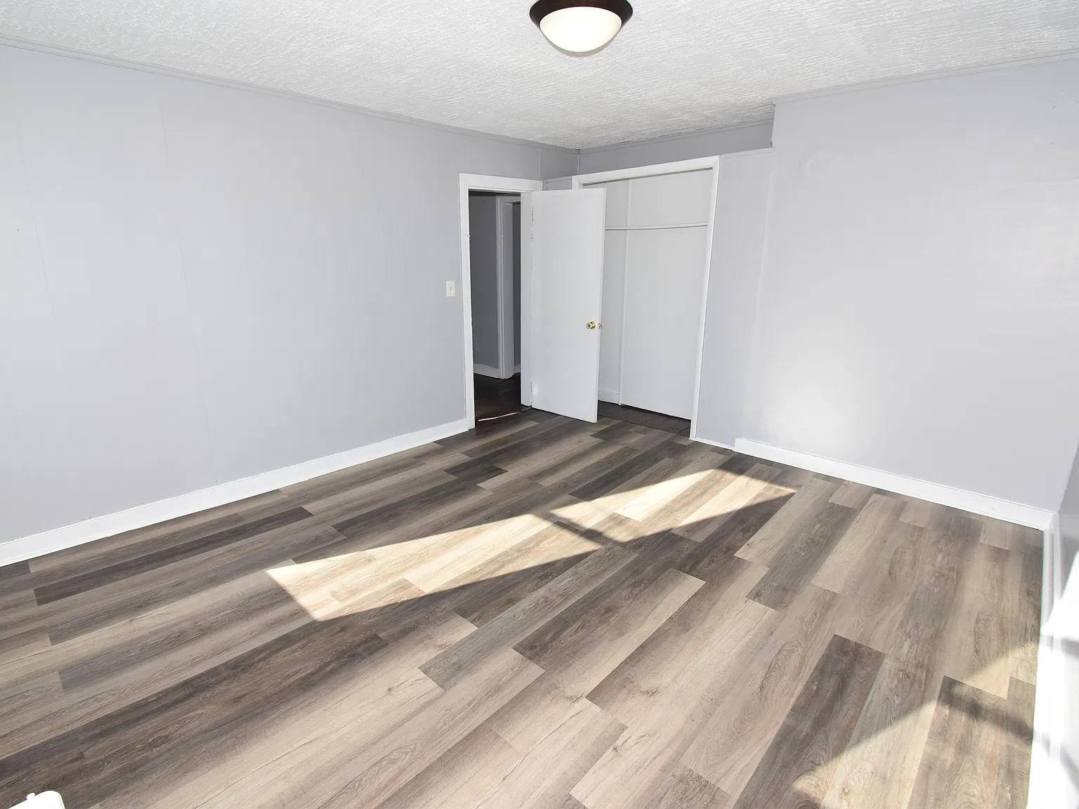 5 bed, 2400 sqft, $2,450 — Photo 4