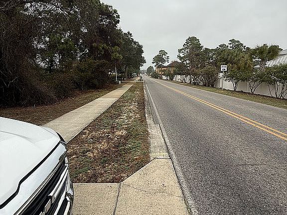 4th image of 212 S Holiday Rd