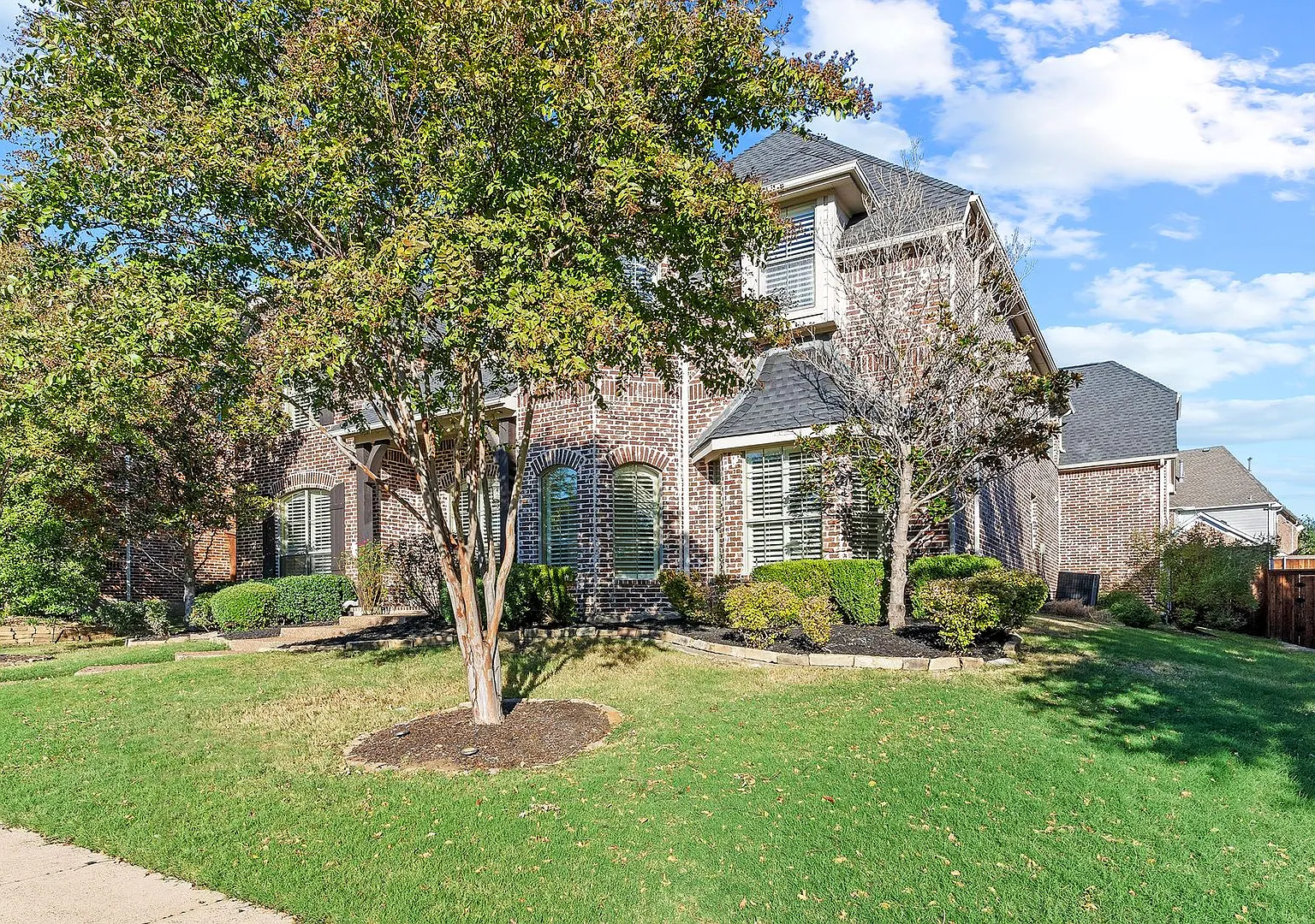 Gorgeous 5 Bedroom Home! — Photo 3