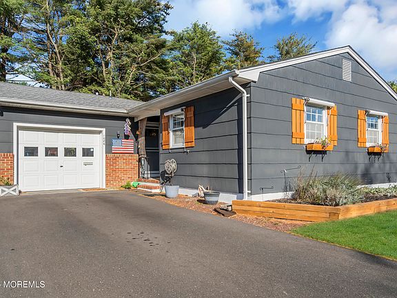 2nd image of 1086 Edgebrook Drive S