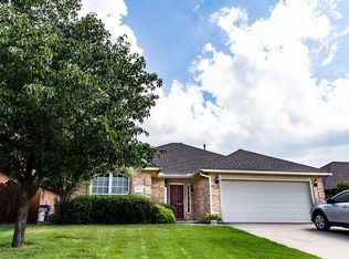 604 E Greenwood Ln, Mustang, OK 73064
