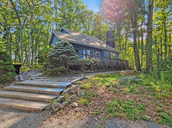 104 Blackbirch Ln, Hawley, PA 18428