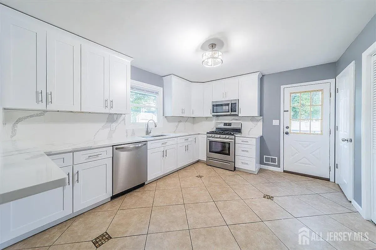 3 bed, $3,300 — Photo 4