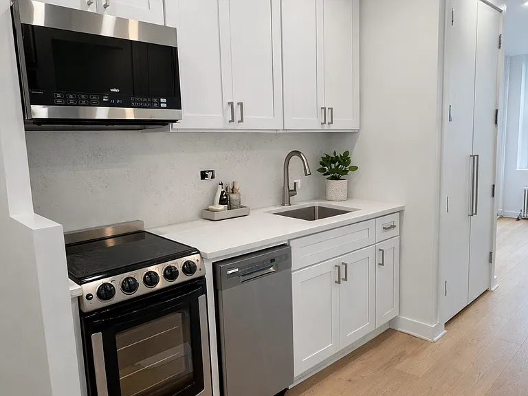 51 W 8th St #8 — Photo 4