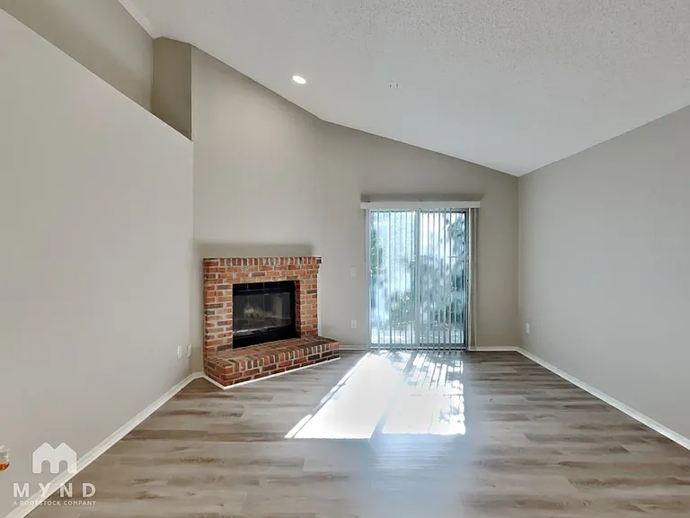 580 Staffordshire Dr — Photo 2
