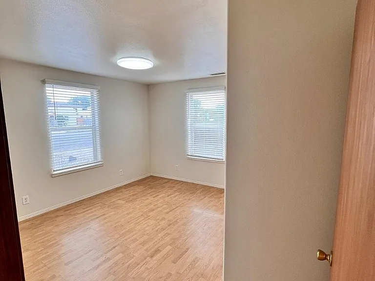 615 Candelaria Rd NW — Photo 9