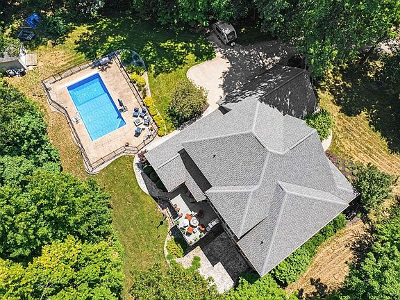 3rd image of 823 Rosewood Blvd