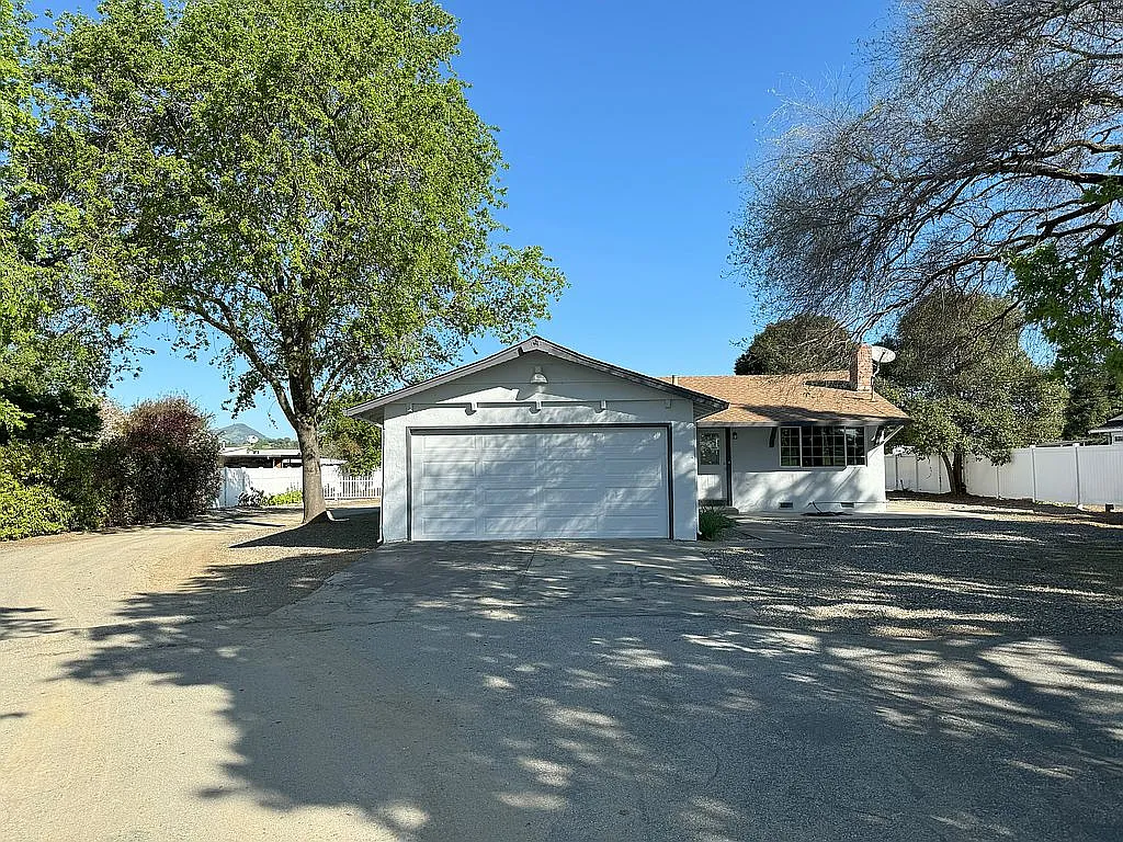 495 W San Martin Ave photo 1