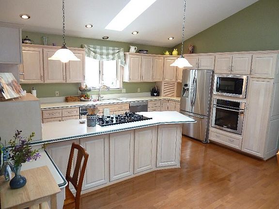 4th image of 131 Barrington Cir