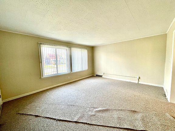 4th image of 17198 Bradford Ave