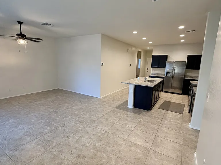 36439 W Pampoloma Ave — Photo 4