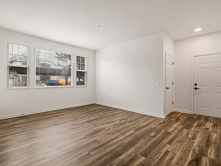 Sterling Oaks Luxury Apartments — Photo 41