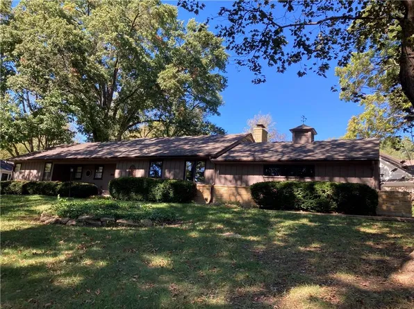8930 Sagamore Rd, Leawood, KS 66206