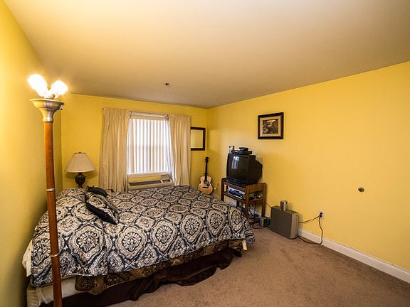 5th image of 5711 Jeff St #212