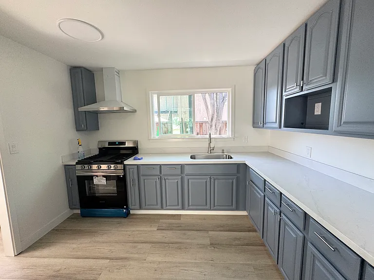 610 E Saint James St — Photo 4