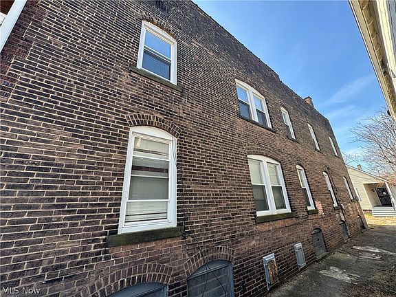 3rd image of 1024 E 74th St